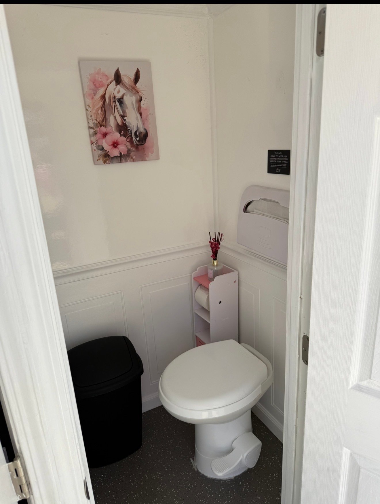 Classic Trailer - Women's Stall